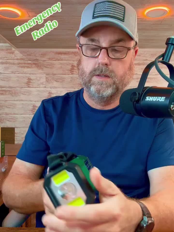 Sluneční ruční klikový nouzový radiový