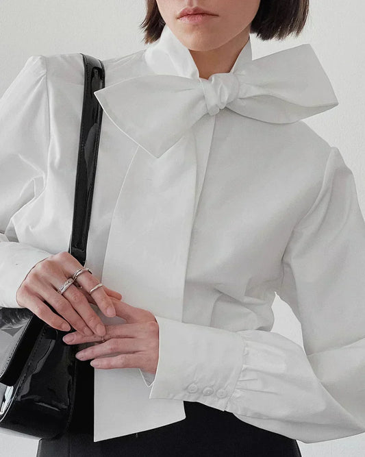 Blusa blanca de mujer | Escote elegante con lazo y estilo atemporal