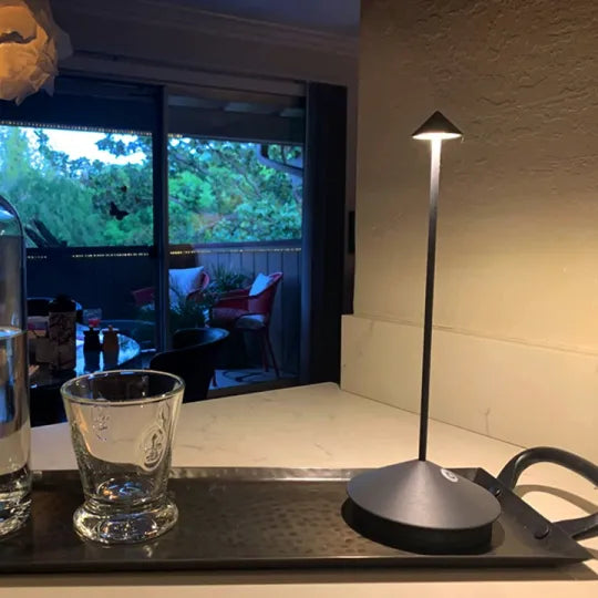 Bezprzewodowa i ładowalna lampa stołowa LED Stolja |