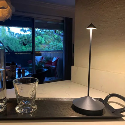 Bezprzewodowa i ładowalna lampa stołowa LED Stolja |