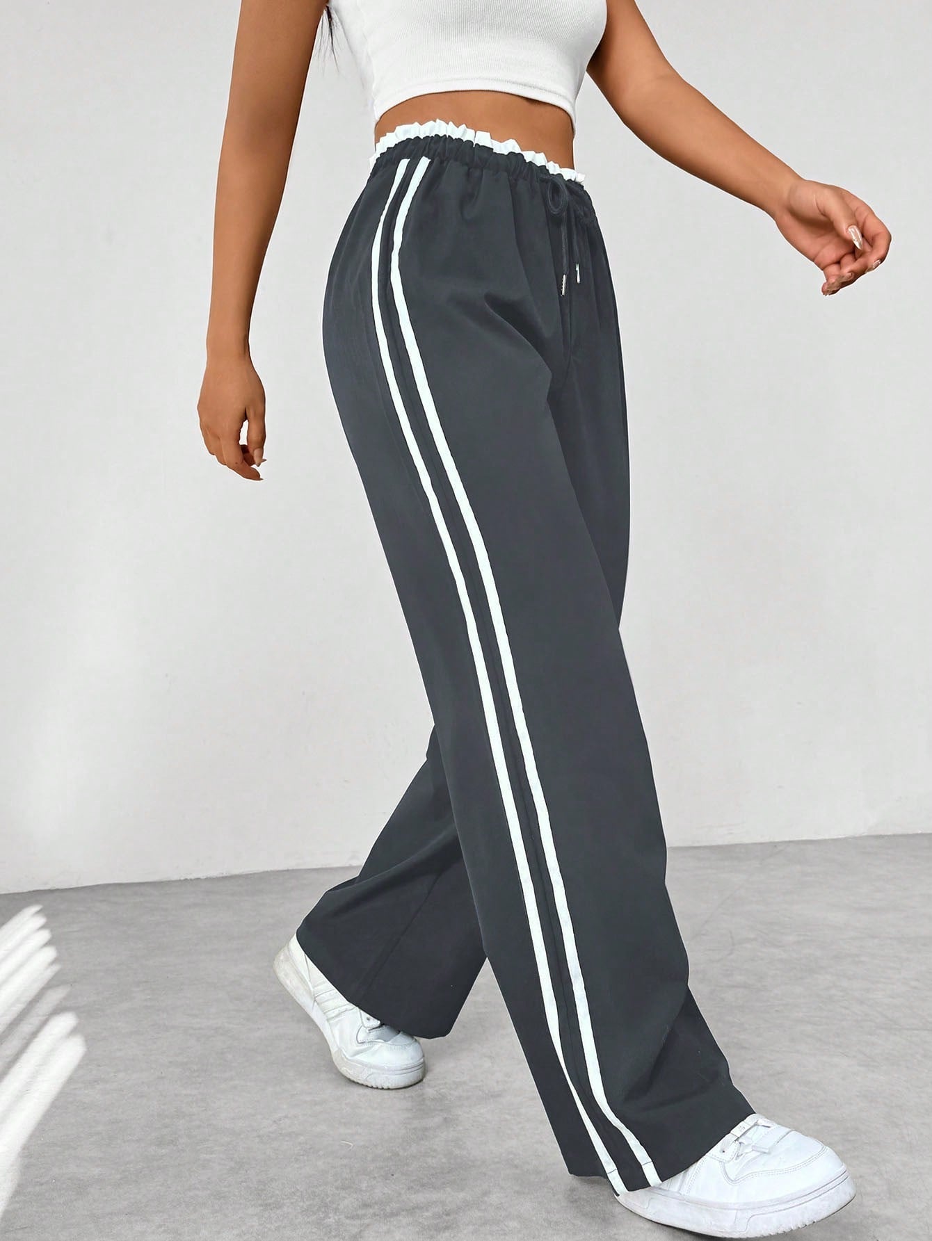 Pantalones streetwear para mujer con perneras anchas | Detalles deportivos con cinturón