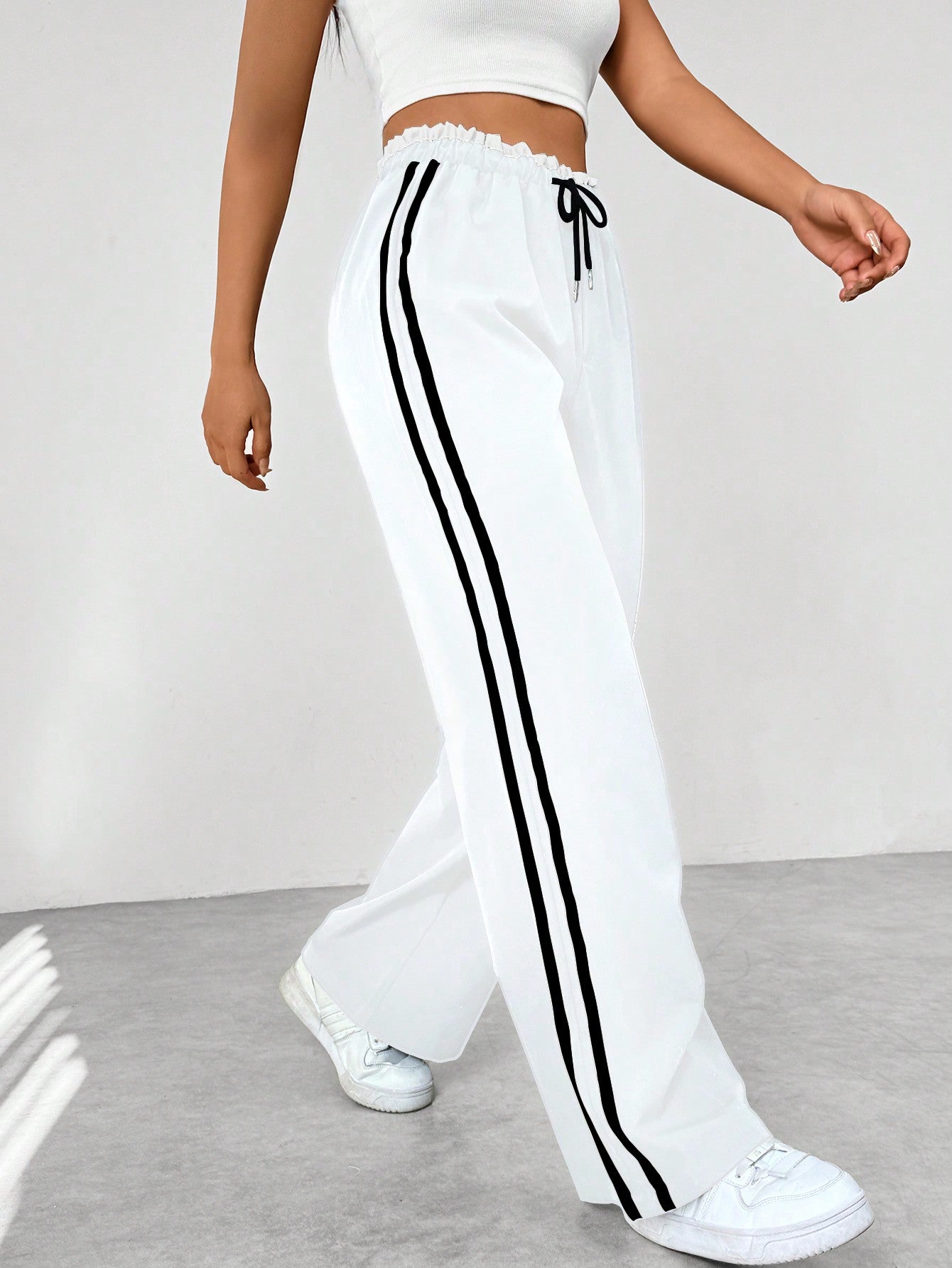 Pantalones streetwear para mujer con perneras anchas | Detalles deportivos con cinturón