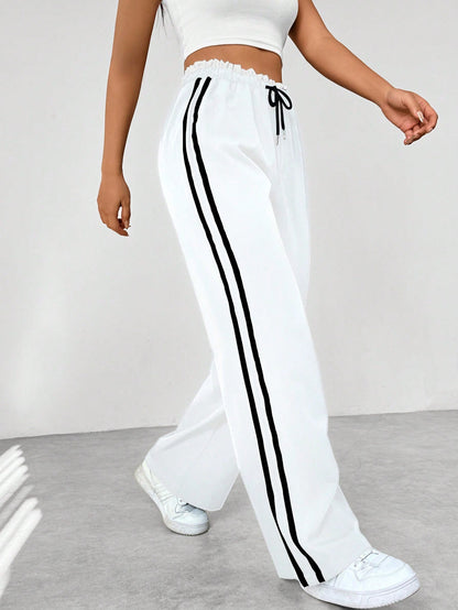 Pantalones streetwear para mujer con perneras anchas | Detalles deportivos con cinturón