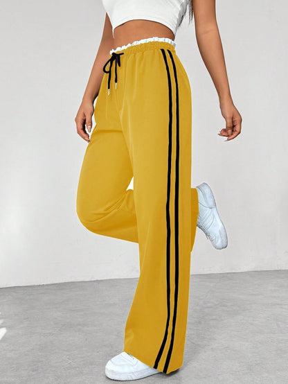Pantalones streetwear para mujer con perneras anchas | Detalles deportivos con cinturón