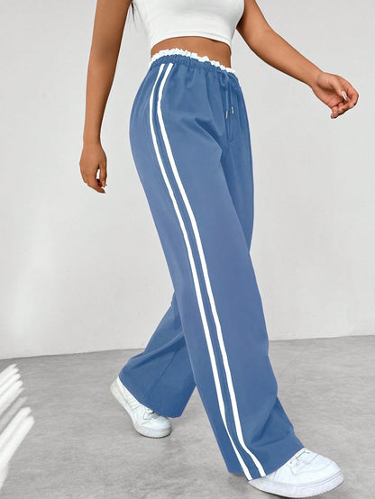 Pantalones streetwear para mujer con perneras anchas | Detalles deportivos con cinturón