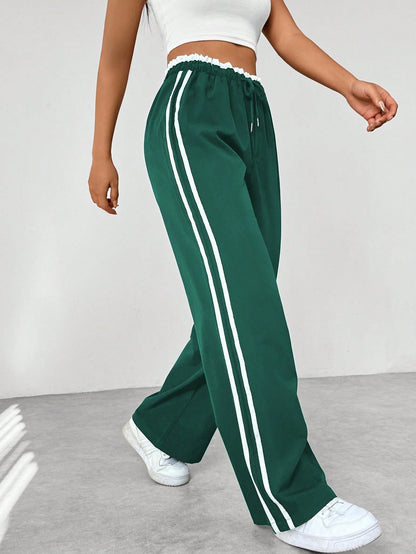 Pantalones streetwear para mujer con perneras anchas | Detalles deportivos con cinturón