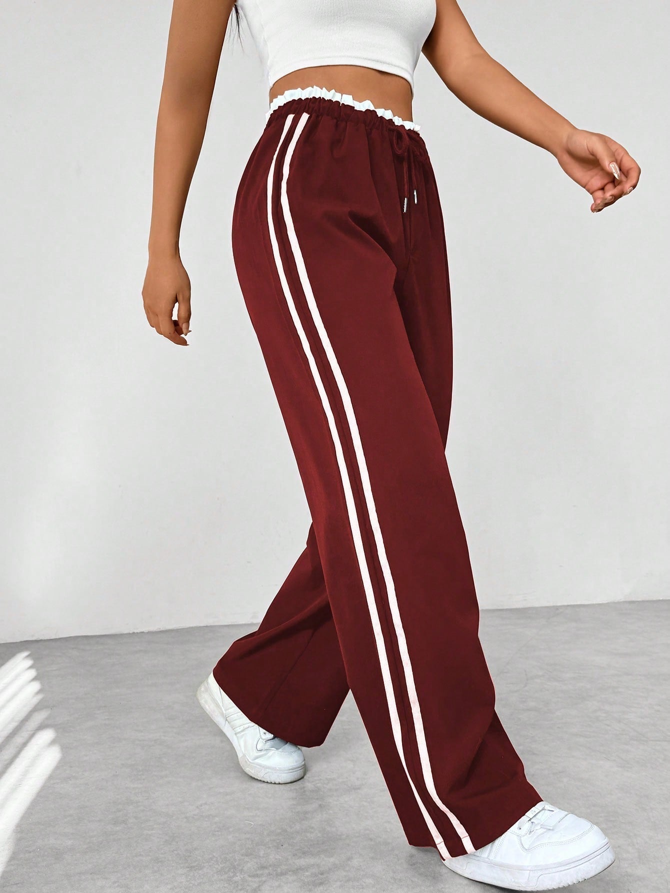 Pantalones streetwear para mujer con perneras anchas | Detalles deportivos con cinturón