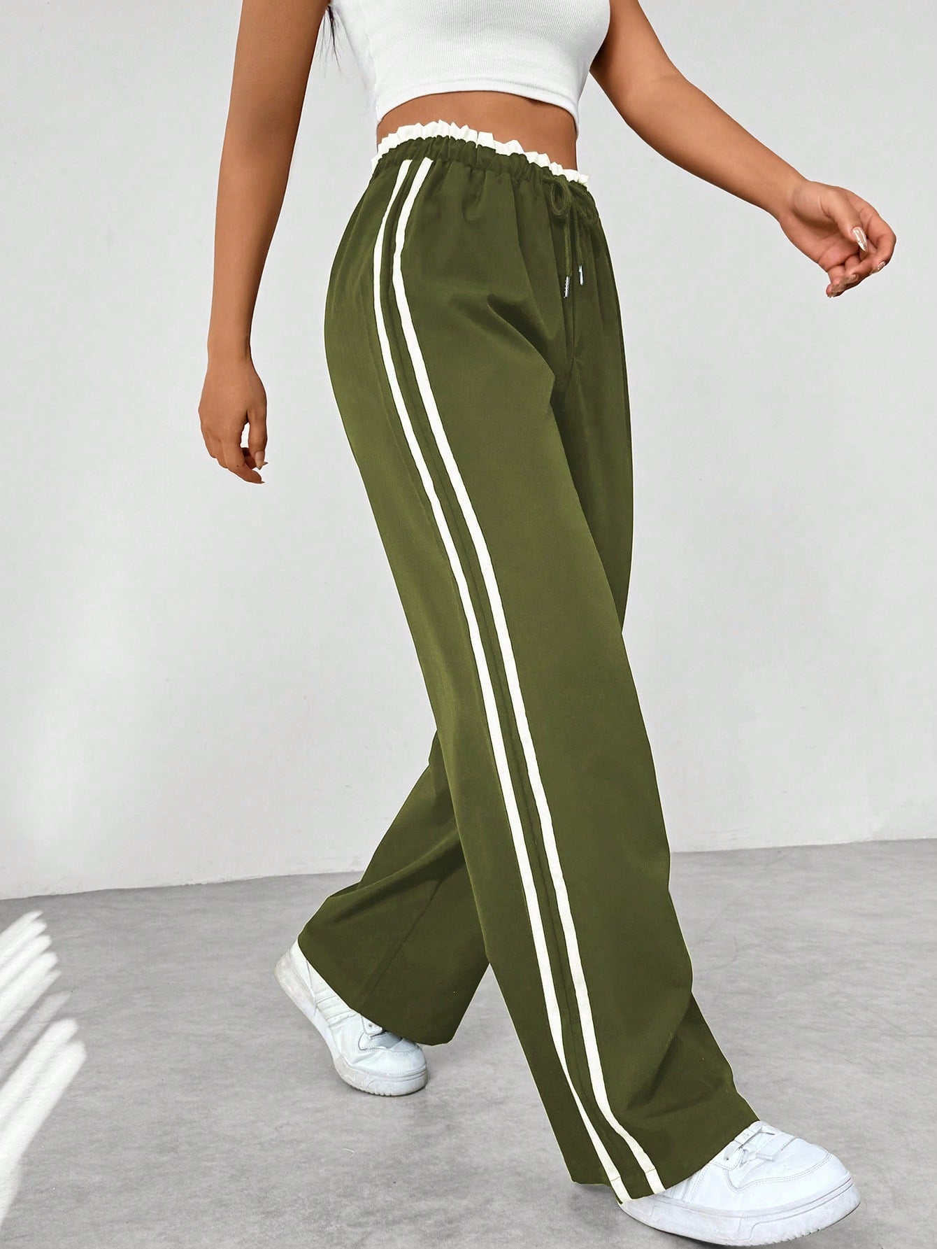Pantalones streetwear para mujer con perneras anchas | Detalles deportivos con cinturón