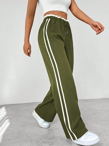 Pantalones streetwear para mujer con perneras anchas | Detalles deportivos con cinturón