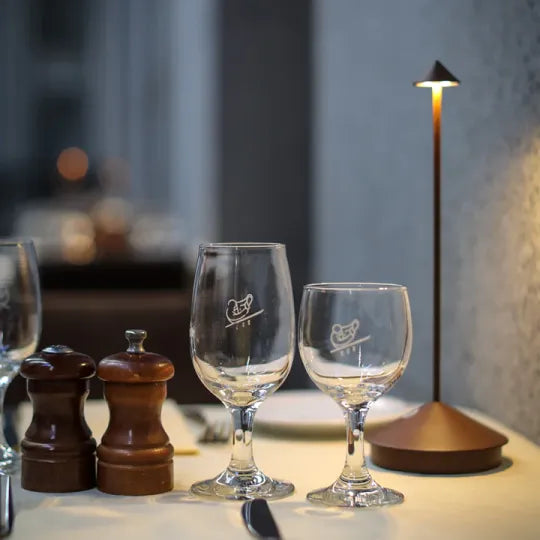 Bezprzewodowa i ładowalna lampa stołowa LED Stolja |