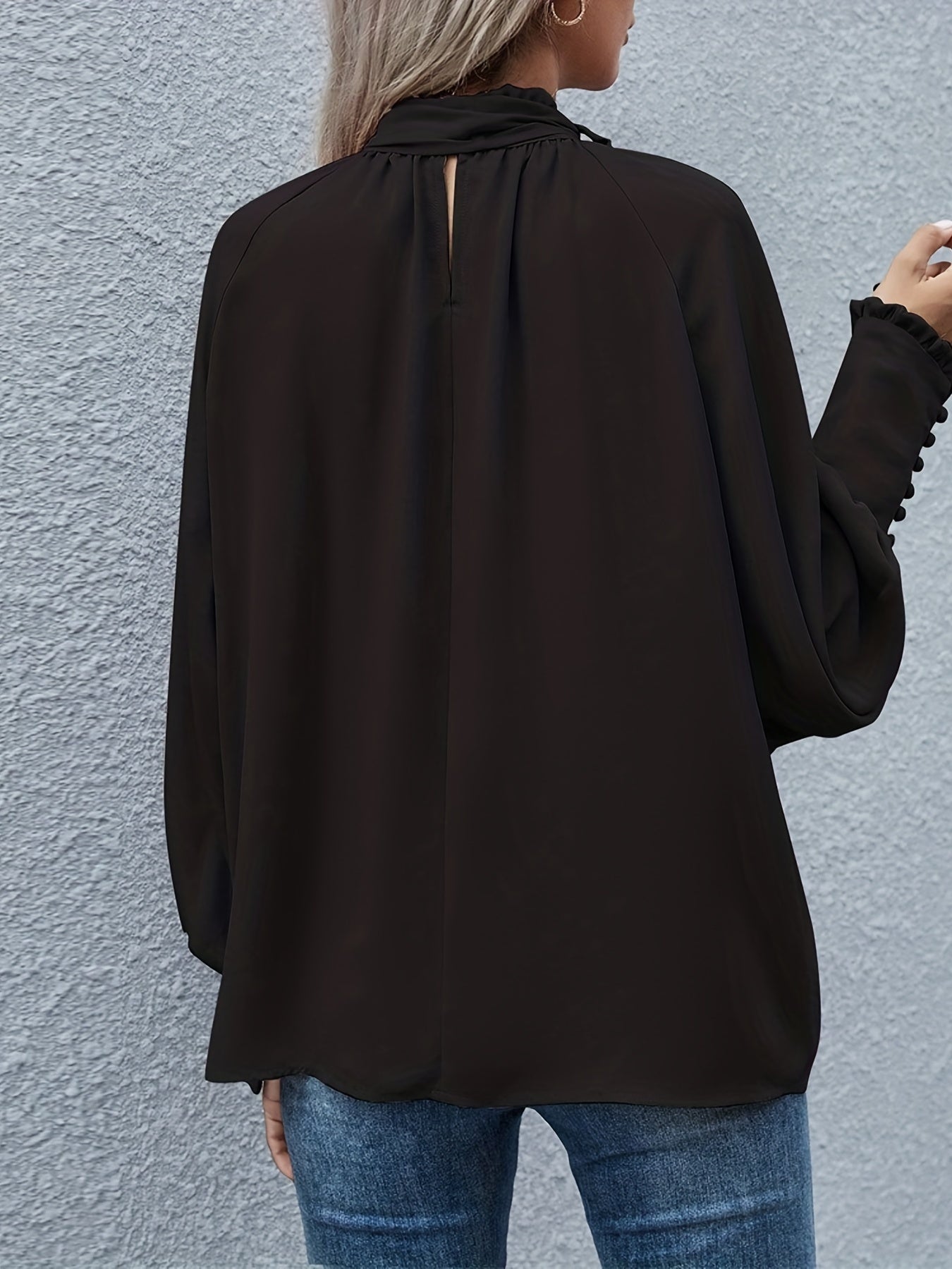 Blusa elegante de mujer con lazo en el cuello