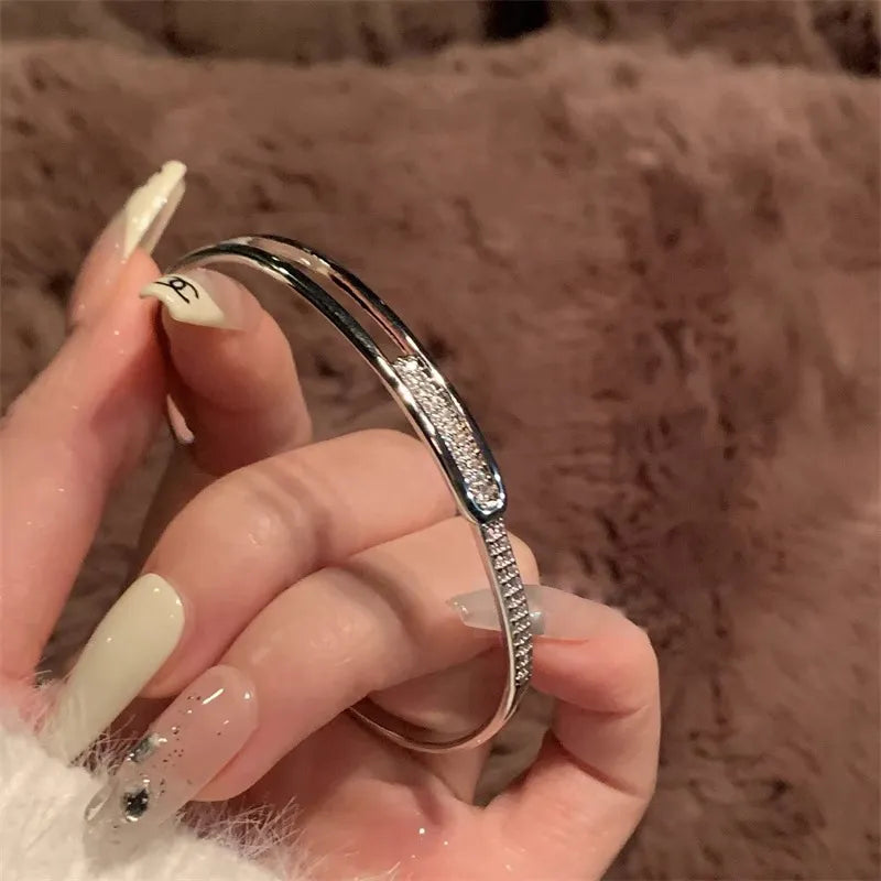 Otwarta Bransoletka Typu Bangle z Musujący Akcentem