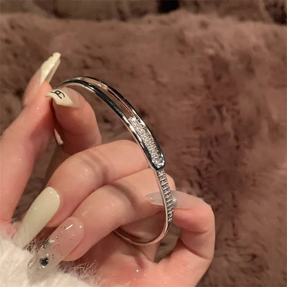 Otwarta Bransoletka Typu Bangle z Musujący Akcentem