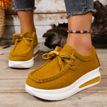 Baskets compensées pour femmes en style daim