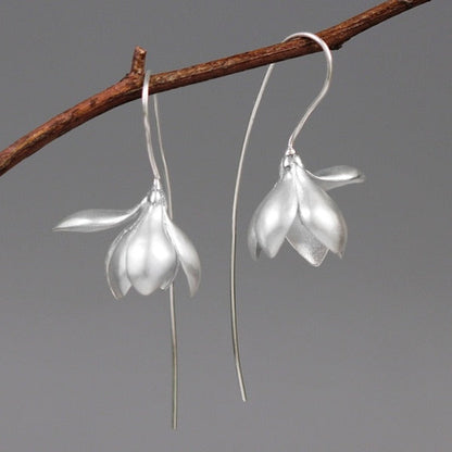 Kolczyki Zwisające z Kwiatem Magnolii | Elegancka Kwiatowa Biżuteria w Kształcie Kropli