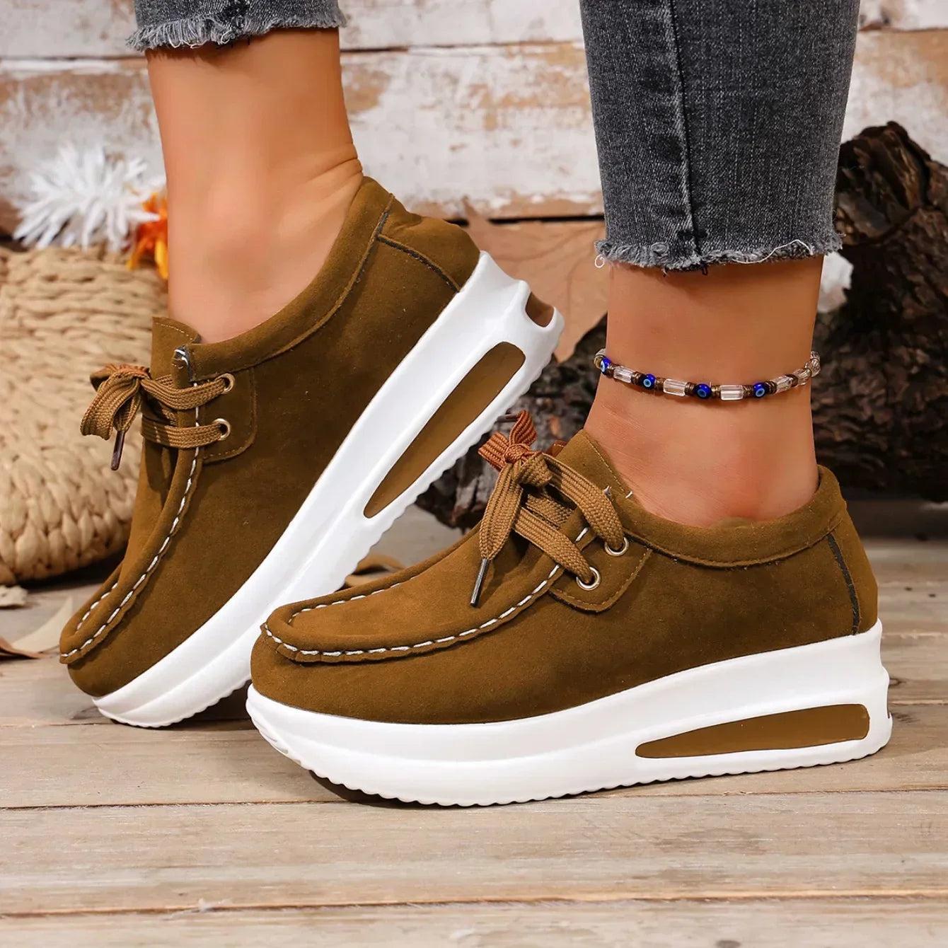 Baskets compensées pour femmes en style daim