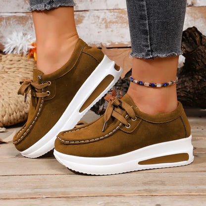 Baskets compensées pour femmes en style daim