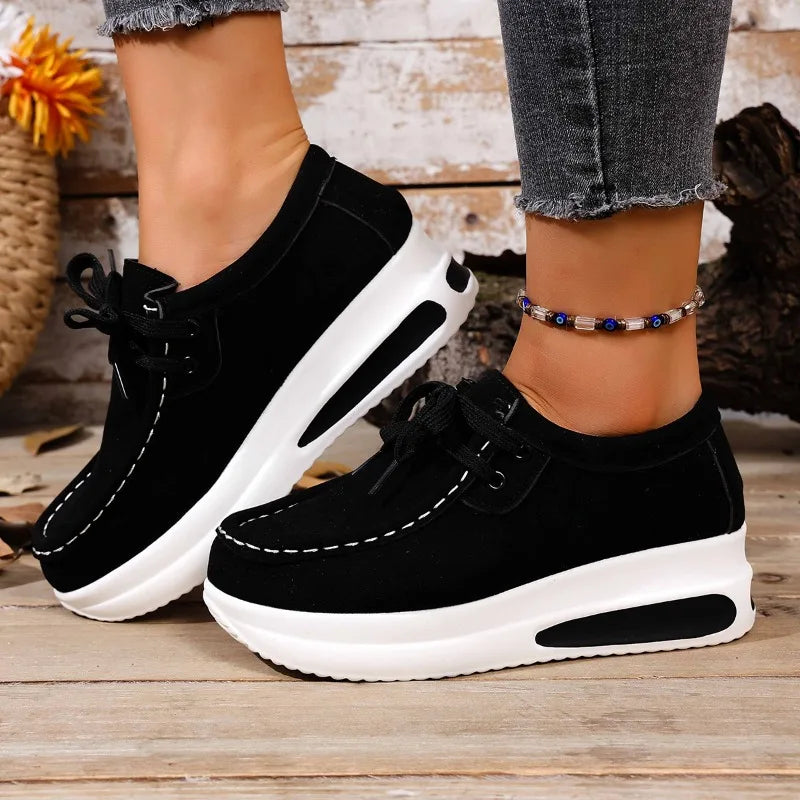 Baskets compensées pour femmes en style daim