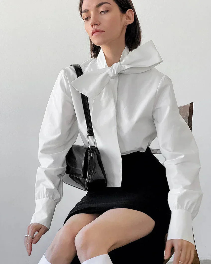 Damska Biała Bluzka | Elegancki Dekolt Z Kokardą I Ponadczasowy Styl