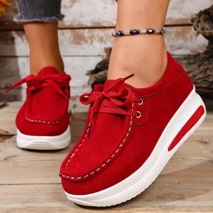 Baskets compensées pour femmes en style daim