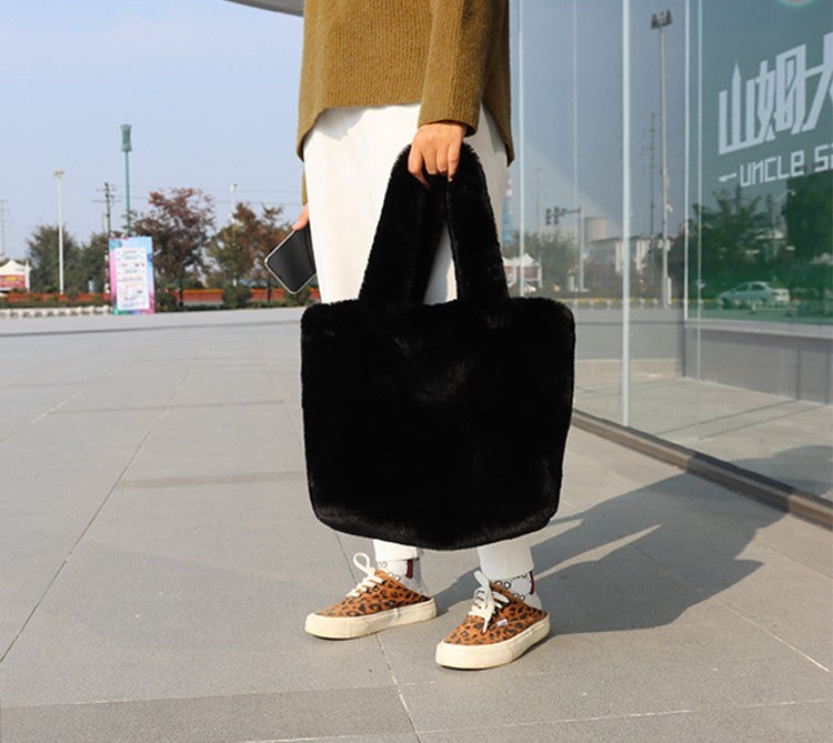 Dámská měkká nadýchaná kabelka s prostorným vnitřkem