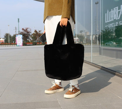 Dámská měkká nadýchaná kabelka s prostorným vnitřkem