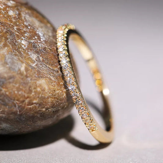 Anillo minimalista de media eternidad | Símbolo del amor eterno