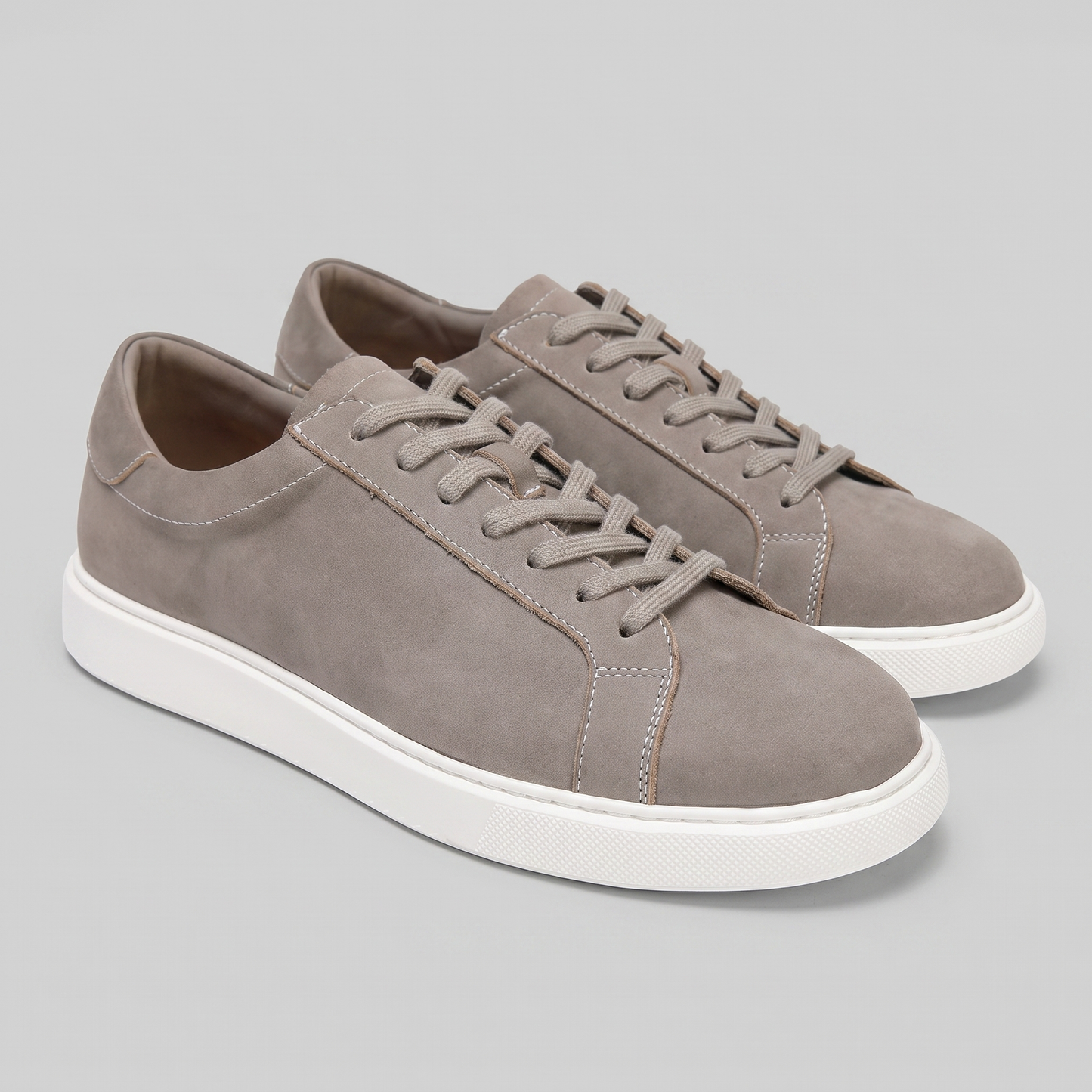 Baskets basses pour hommes en style daim | Design minimaliste épuré