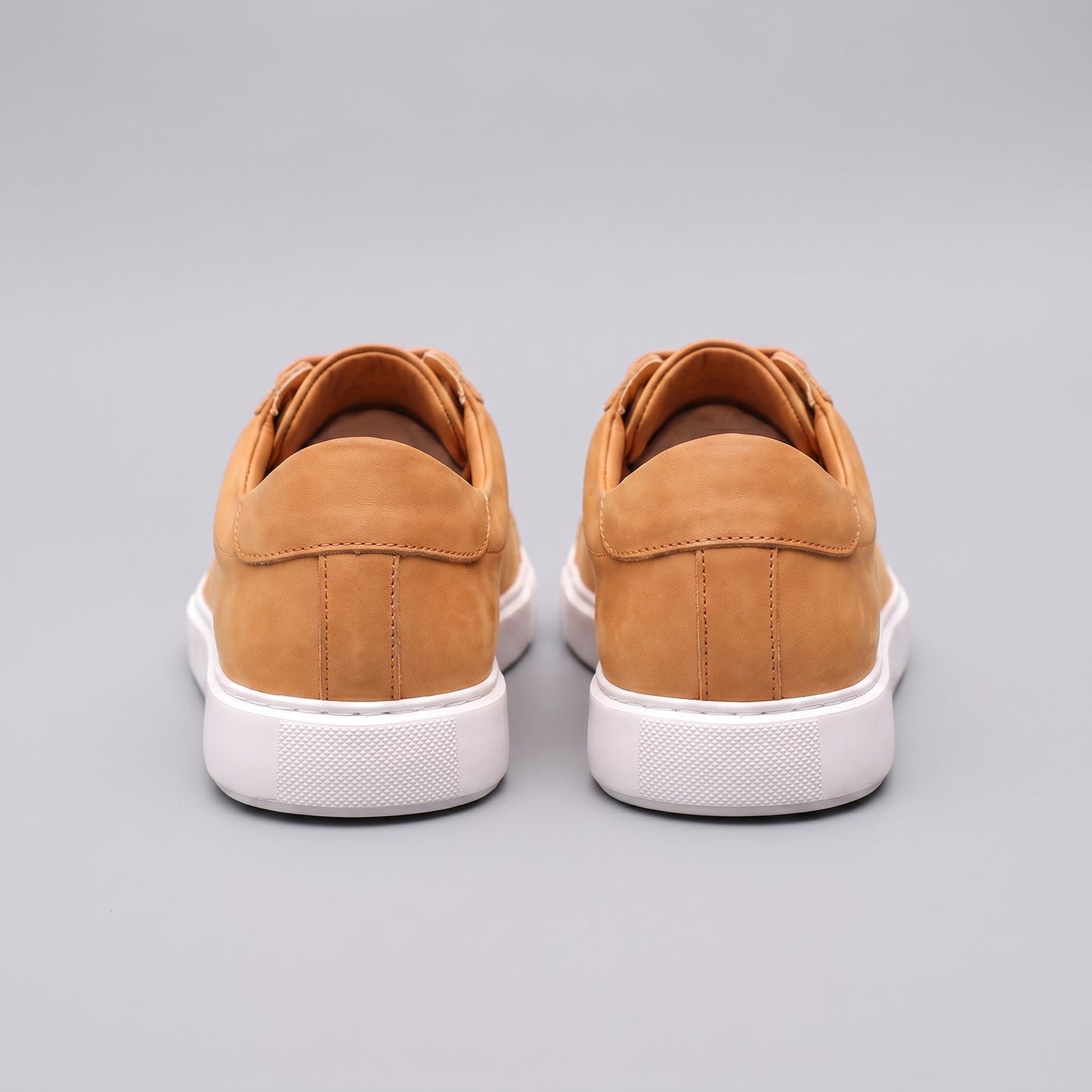 Baskets basses pour hommes en style daim | Design minimaliste épuré