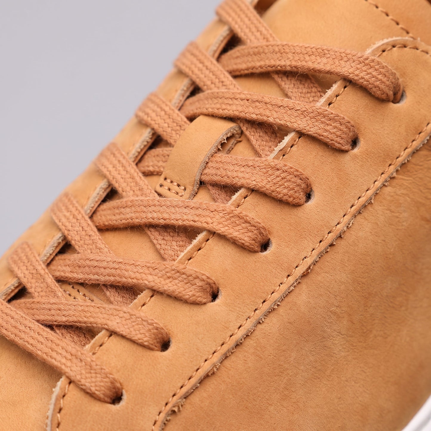 Baskets basses pour hommes en style daim | Design minimaliste épuré