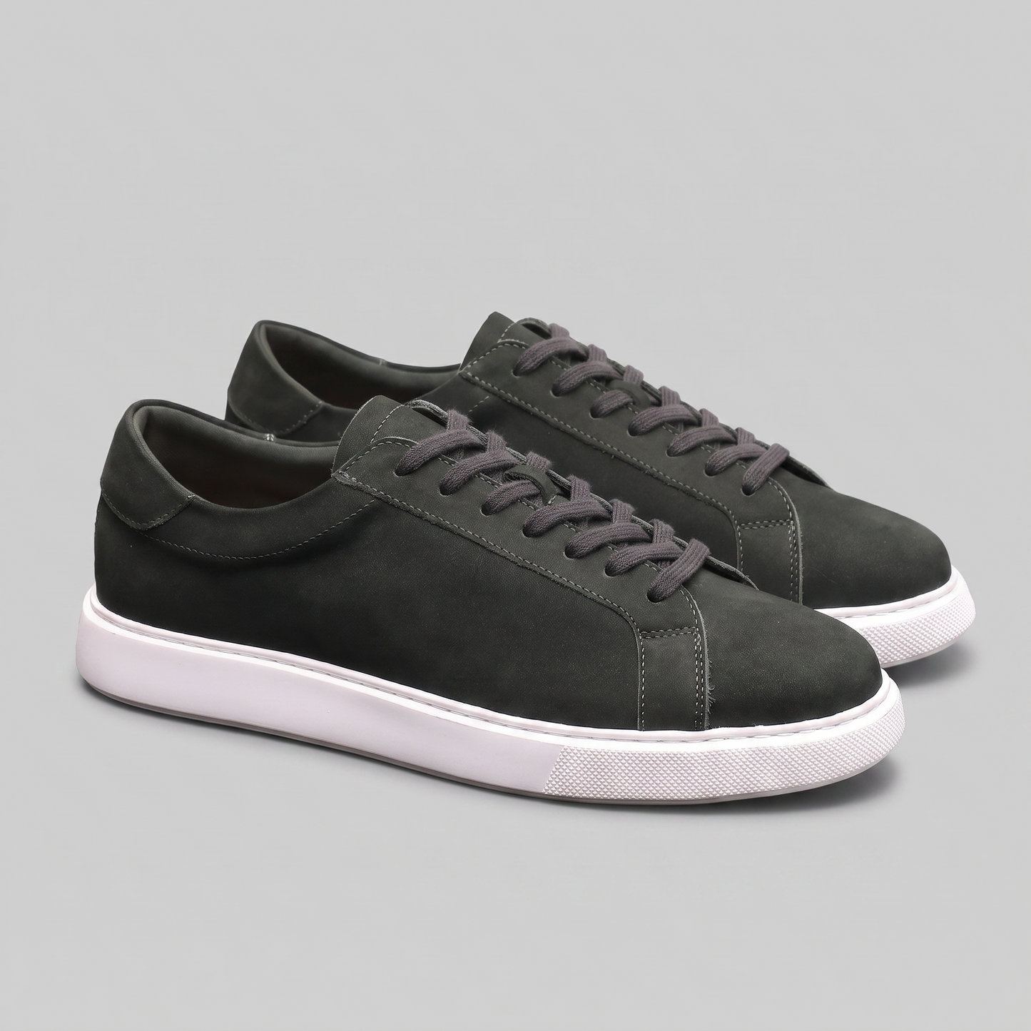 Baskets basses pour hommes en style daim | Design minimaliste épuré