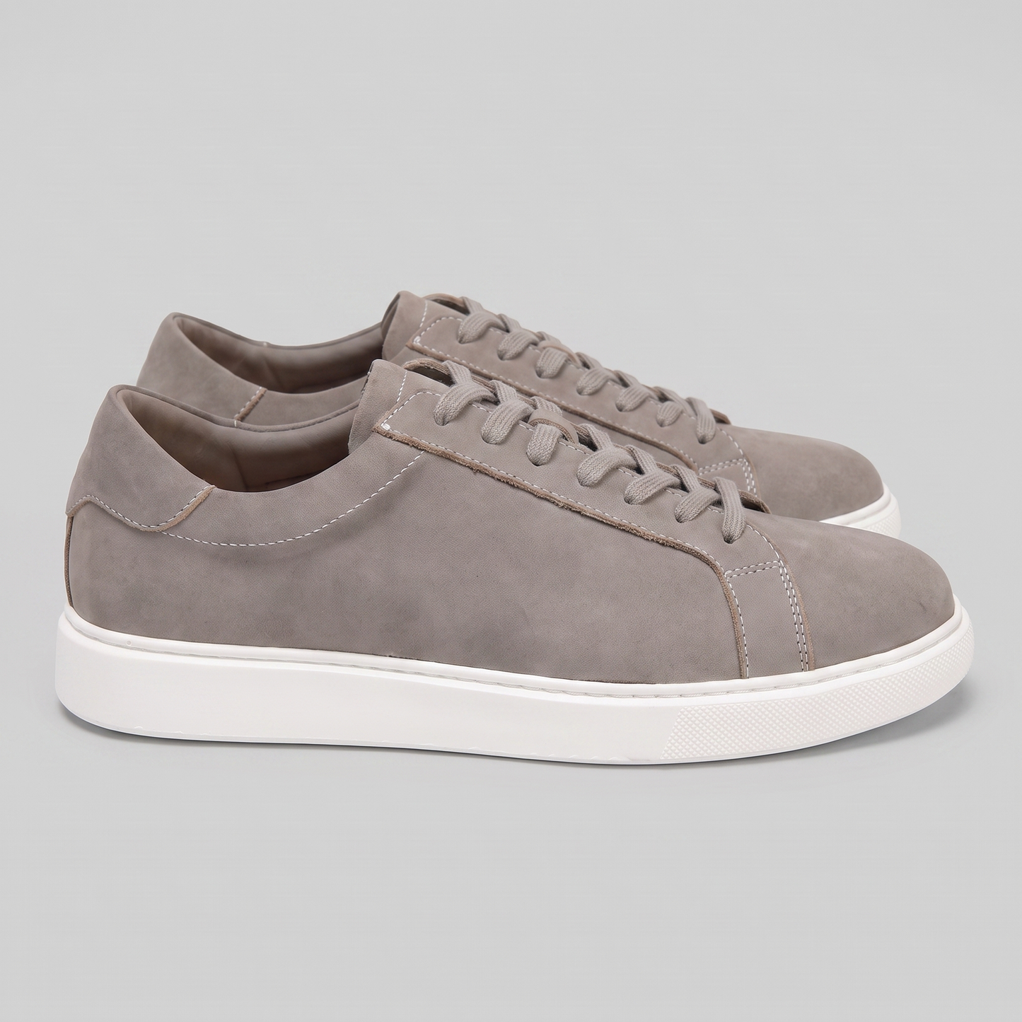 Baskets basses pour hommes en style daim | Design minimaliste épuré