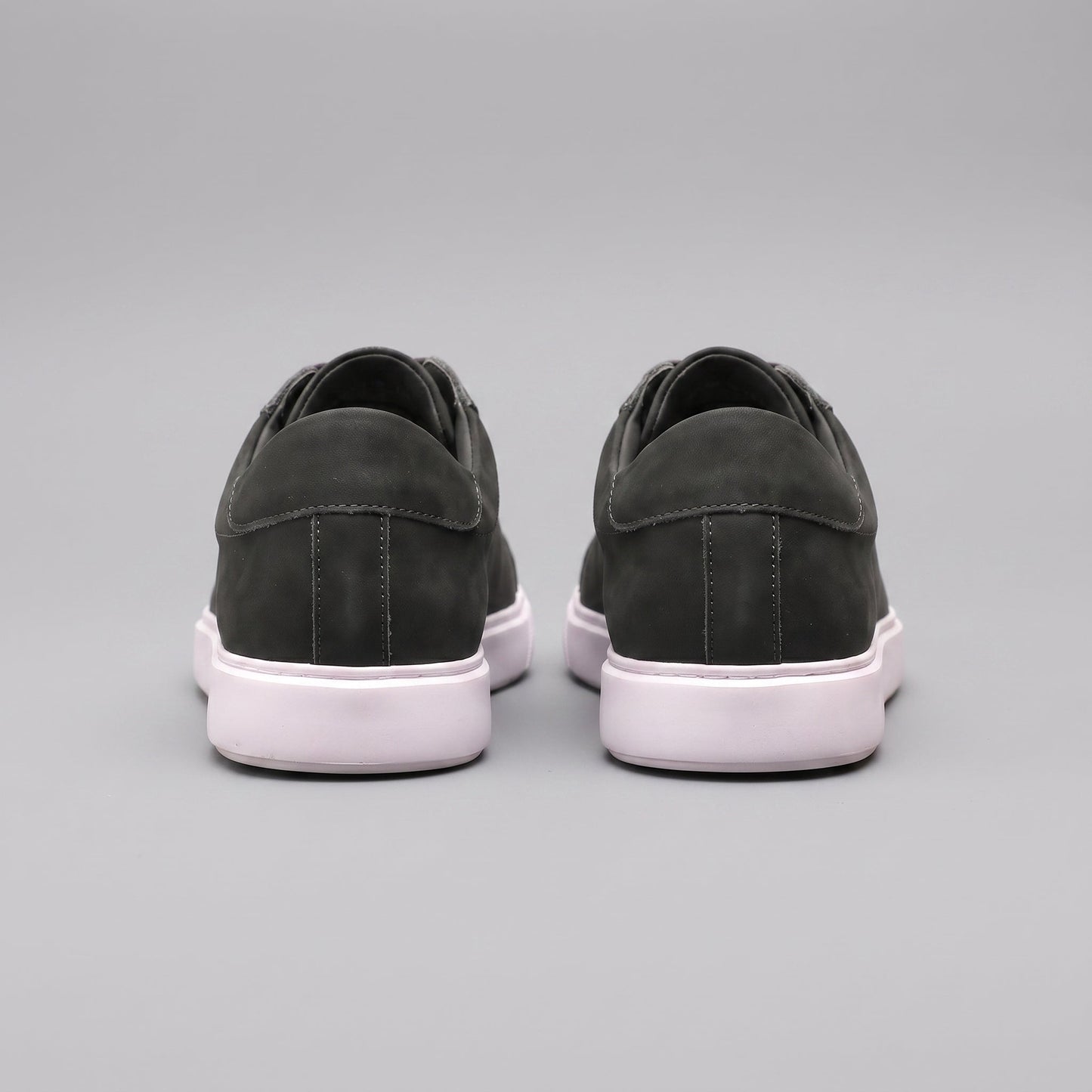 Baskets basses pour hommes en style daim | Design minimaliste épuré