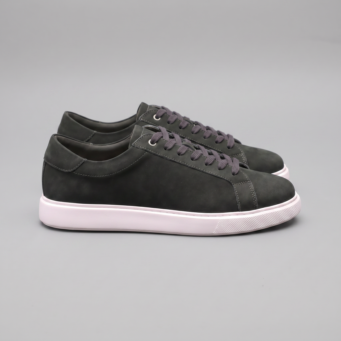 Baskets basses pour hommes en style daim | Design minimaliste épuré