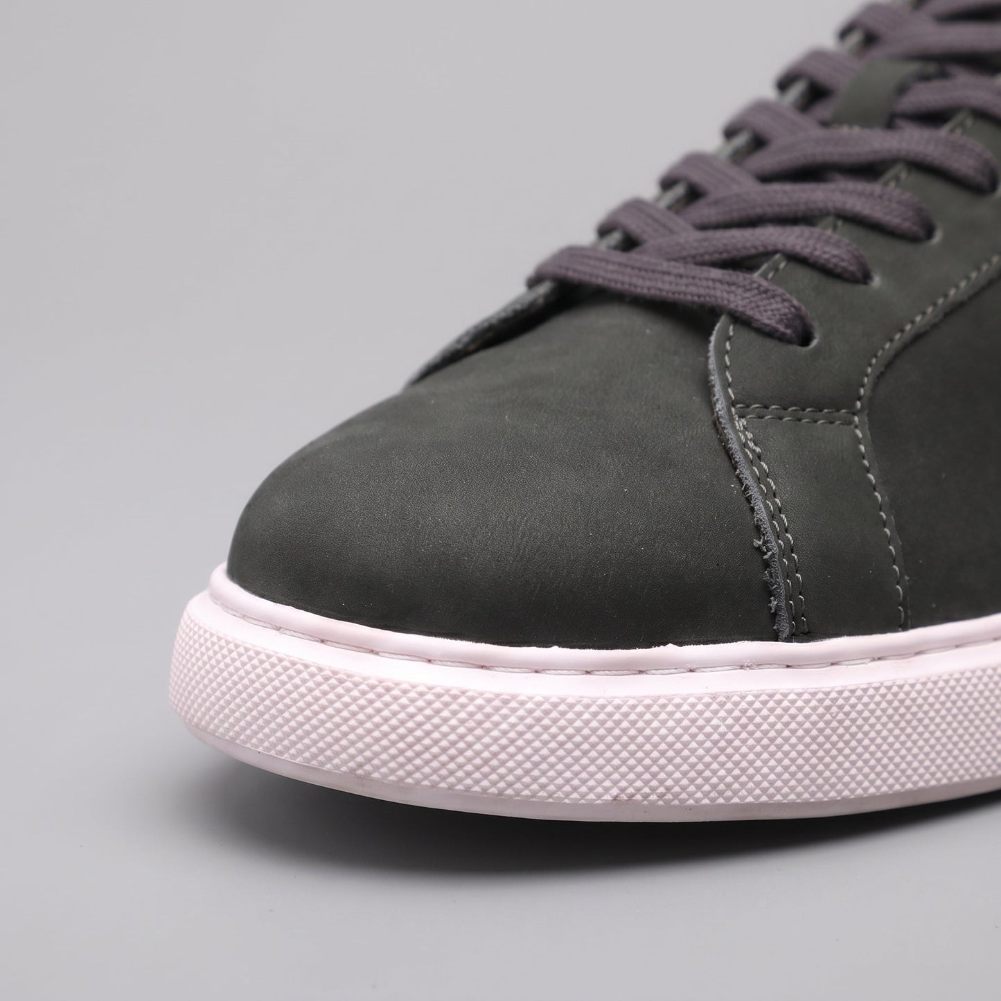 Baskets basses pour hommes en style daim | Design minimaliste épuré