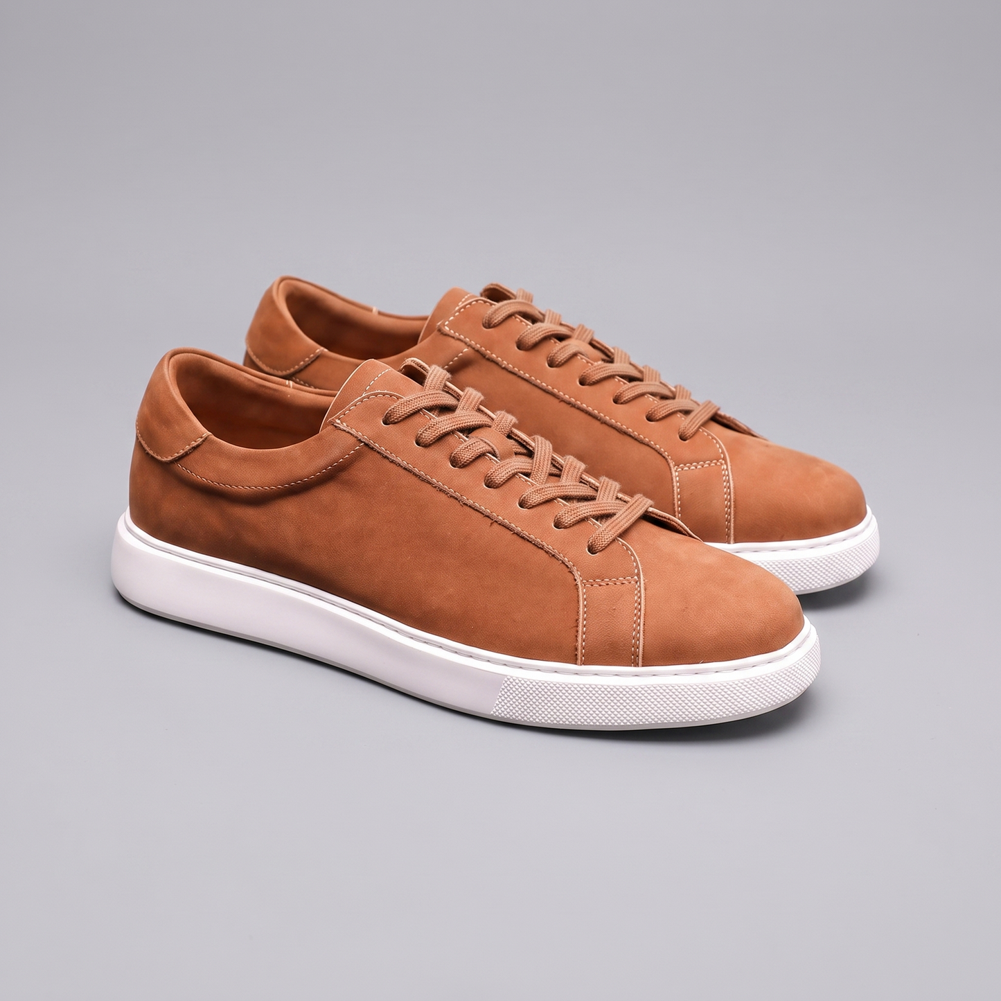 Baskets basses pour hommes en style daim | Design minimaliste épuré