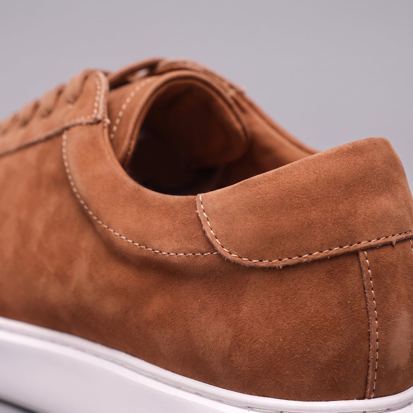 Baskets basses pour hommes en style daim | Design minimaliste épuré
