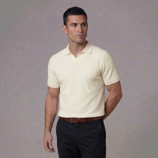 Polo estructurado para hombre con escote en V