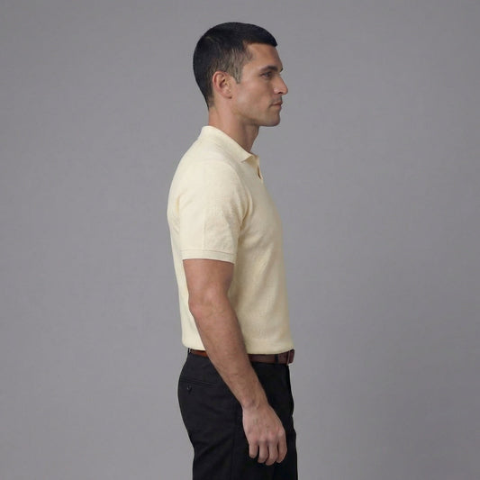 Polo estructurado para hombre con escote en V